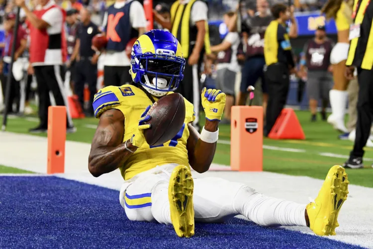 Adams, Stafford lead Rams past Giants